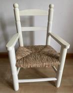Kinderstoel met armleuning in geverfd massief hout, Huis en Inrichting, Ophalen, Riet of Rotan, Wit, Zo goed als nieuw