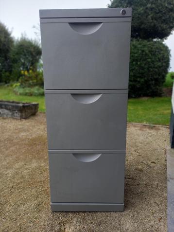 Bureau kast beschikbaar voor biedingen
