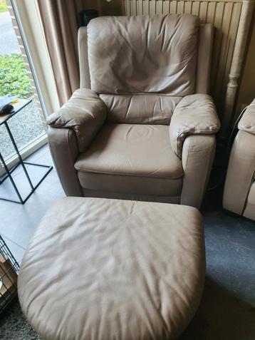 leder 3 zitter , stoel en poef Gratis in Heffen. beschikbaar voor biedingen