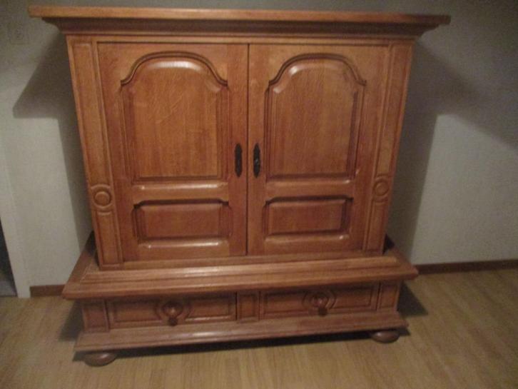 Eiken kasten in zeer mooie staat., Huis en Inrichting, Kasten | Dressoirs, Zo goed als nieuw, 200 cm of meer, 50 tot 75 cm, Met lade(s)