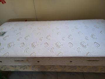 1 persoons bed met matras beschikbaar voor biedingen