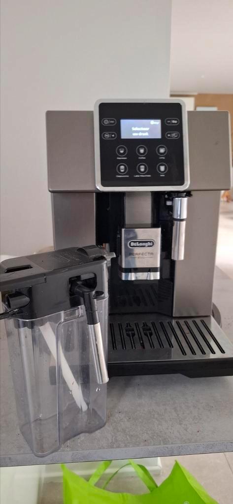 Delonghi Perfecta Evo koffiemachine met cappuccino, Elektronische apparatuur, Koffiezetapparaten, Zo goed als nieuw, Gemalen koffie