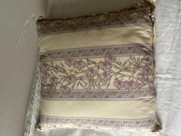 Twee sierkussens Gianni Versace, Huis en Inrichting, Woonaccessoires | Kussens, Nieuw, Beige, Vierkant, Ophalen