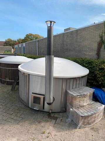 Hottub | XXL | interne kachel RVS | bubbelsysteem | LED | beschikbaar voor biedingen