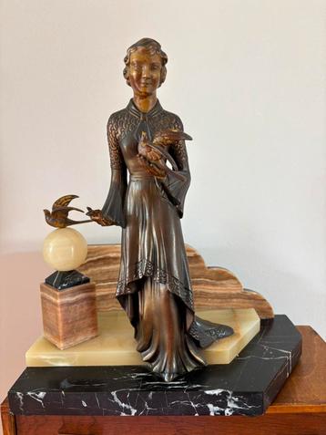 Statue Art Déco Fille avec pigeons. 1930 France, Enlèvement