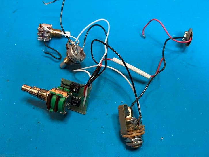 EMG on-board preamp 2 band, concentric, Muziek en Instrumenten, Instrumenten | Onderdelen, Gebruikt, Elektrische basgitaar, Ophalen of Verzenden