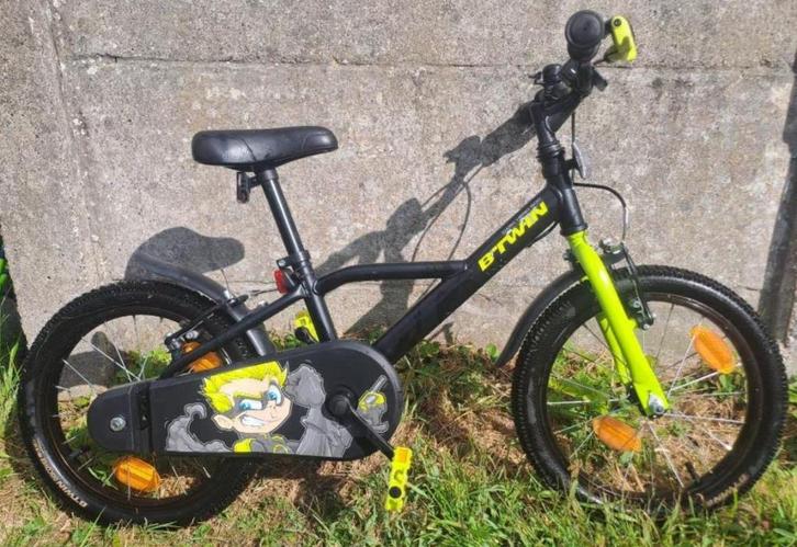 Kinderfiets 16″ B’TWIN 500 Dark Hero, Fietsen en Brommers, Fietsen | Kinderfietsjes, Zo goed als nieuw, 16 tot 20 inch, Ophalen