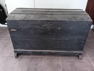 Mooie houten piratenkoffer beschikbaar voor biedingen