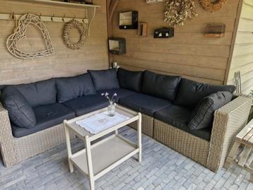 Mooie lounge set in zeer goede staat beschikbaar voor biedingen