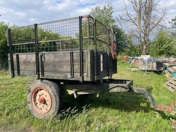 Kipper met aanhanger voor landbouwtrekker beschikbaar voor biedingen