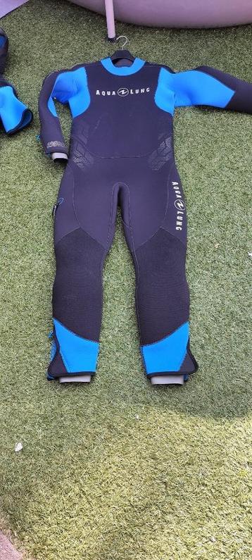 Duikpak en shorty zo goed als nieuw beschikbaar voor biedingen