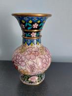 Een Chinese cloisonné vaas met floraal decor, Antiek en Kunst, Verzenden