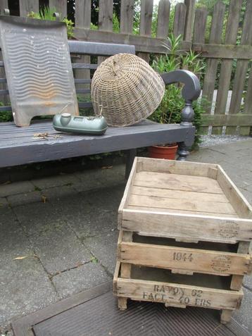 Spullen uit de oude doos  o.a. pootkistjes anno 1944, Enlèvement