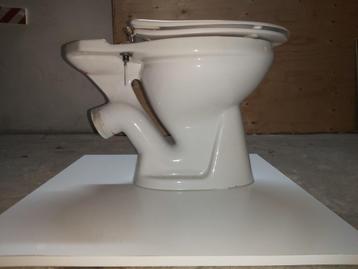 oude toilet - wc beschikbaar voor biedingen