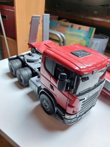 Bruder vrachtwagen Scania met oplegger, Ophalen