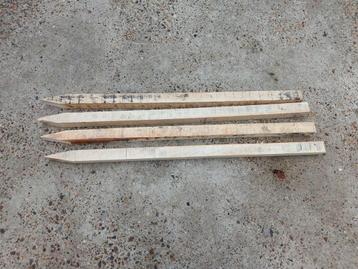 Houten piketten bouw balken hout planken uitpikketen  beschikbaar voor biedingen