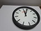 Zwarte ronde klok 25cm, Huis en Inrichting, Woonaccessoires | Klokken, Ophalen, Nieuw