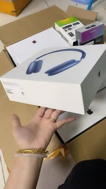 Hemelsblauwe koptelefoon van Apple beschikbaar voor biedingen