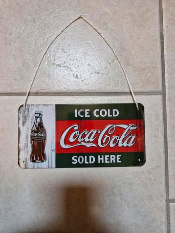 Klein metalen plaatje van coca-cola 