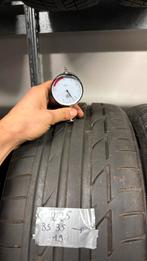 2 pneus Bridgestone 225/35/19 avec support, Enlèvement, Comme neuf