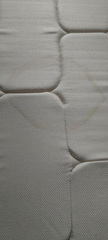 Matelas très bonne qualité 70x190x19 beschikbaar voor biedingen