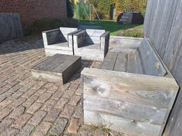 Gepensioneerde zelfgemaakte houten loungeset. beschikbaar voor biedingen
