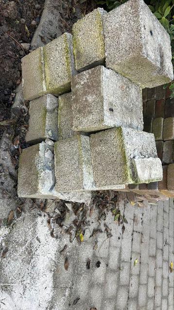 Betonstenen beschikbaar voor biedingen