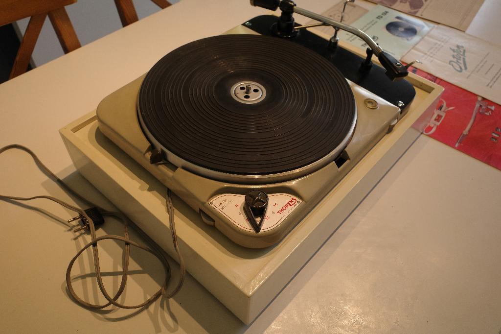 Thorens TD 124 + Ortofon SSM 212 + docs orig & test disks, TV, Hi-fi & Vidéo, Tourne-disques, Enlèvement, Utilisé, Tourne-disque