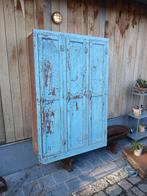 Oude antieke houten lokkerkast, Enlèvement