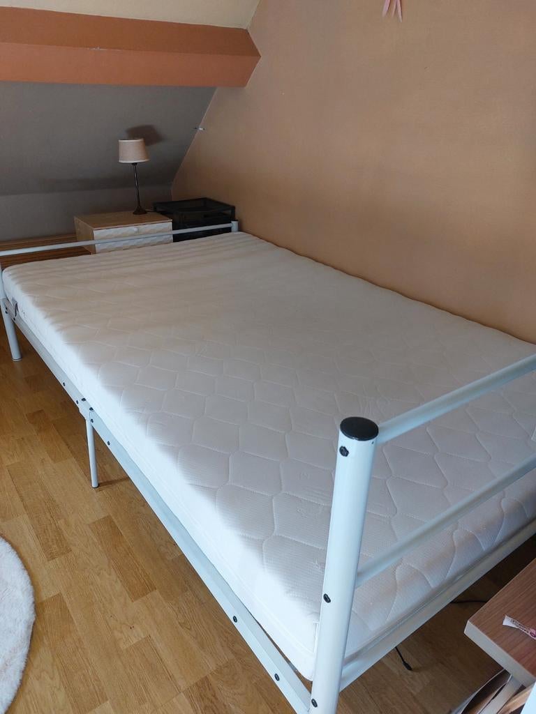 Bed 140 x 200 cm., Ophalen, Gebruikt, Wit, Neutraal