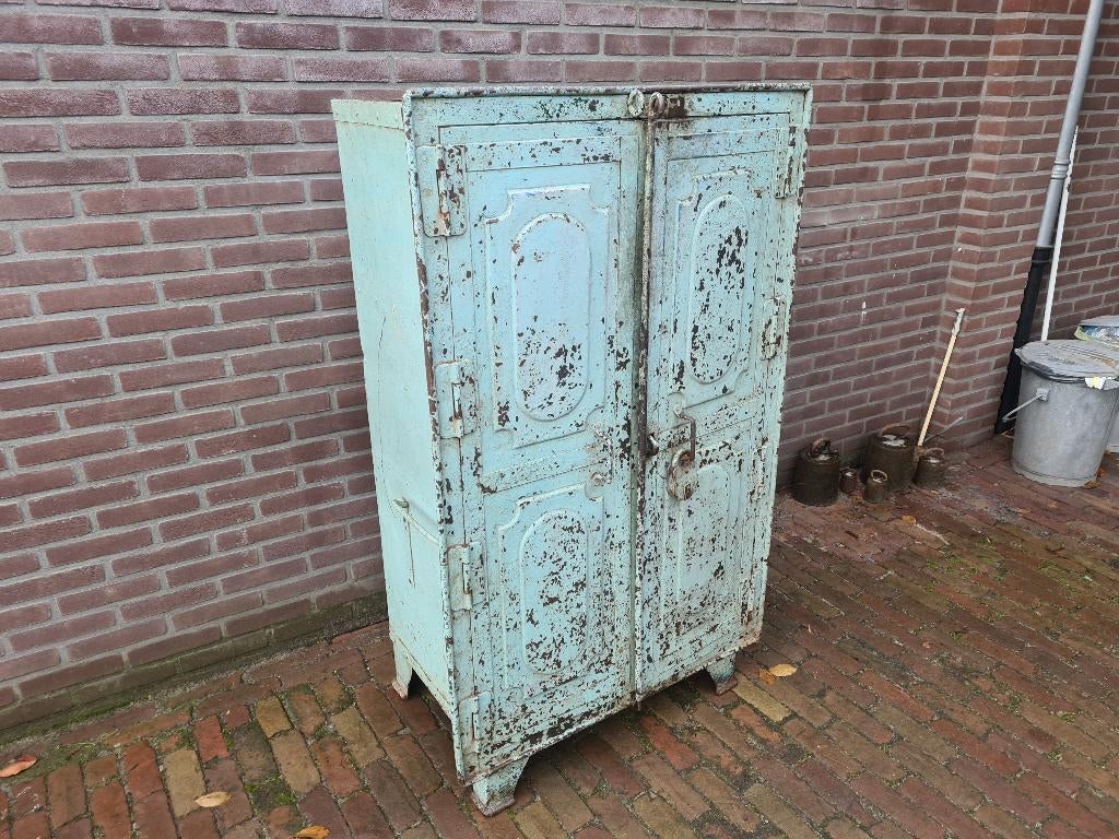 Antieke industriële ijzeren geklonken kast,, Antiek en Kunst, Ophalen