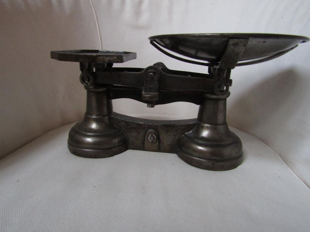 Balance ancienne type Roberval du 19 ème , en fonte, Enlèvement ou Envoi