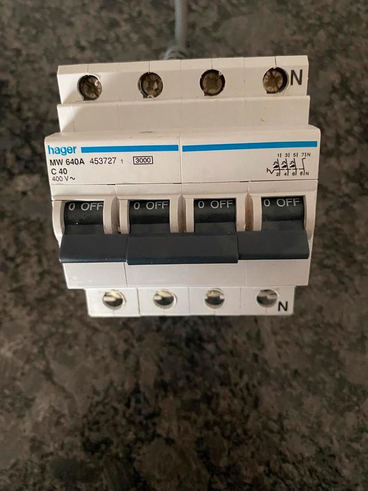 Hager 3-fasige stroomonderbreker + neutraal, Doe-het-zelf en Bouw, Elektriciteit en Kabels, Zo goed als nieuw, Ophalen