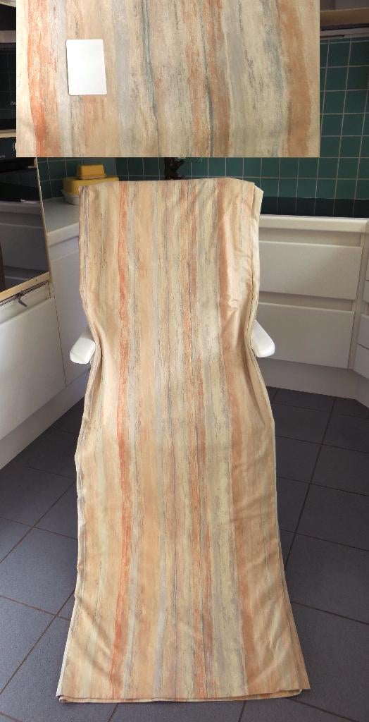 Twee gordijnen in pastel en moiré, Ophalen