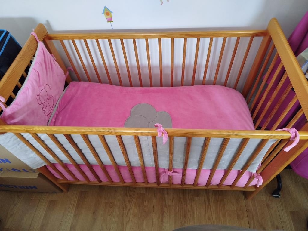 Lit bébé en bois+matelas+tour de lit+couverture, Enfants & Bébés, Lit