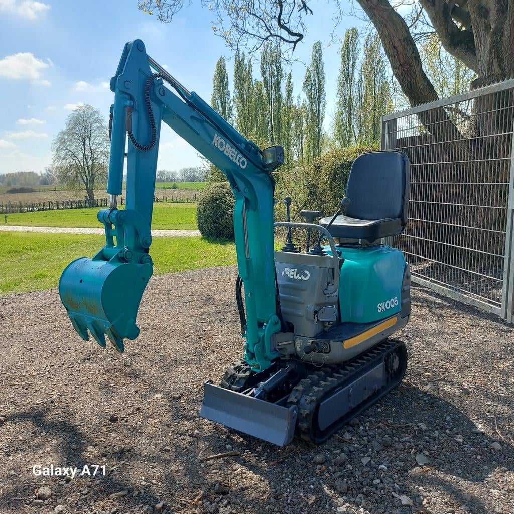 Minigraver kobelco 700kg NIEUWSTAAT!, Zakelijke goederen, Machines en Bouw | Kranen en Graafmachines, Ophalen