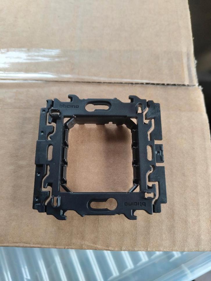 Support Bticino 57/71 code Y4702B - boîtes multiples, Bricolage & Construction, Électricité & Câbles, Neuf, Interrupteur, Interrupteur