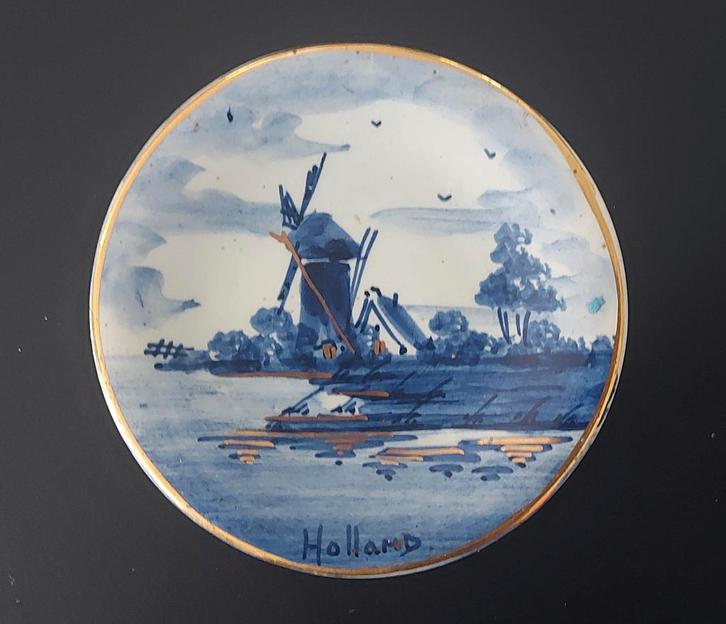 Petite assiette de Delft avec dorures, Antiquités & Art, Antiquités | Assiettes décoratives & Carrelages, Enlèvement