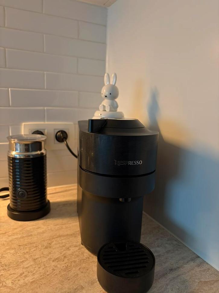 Nespresso koffiemachine + melkopschuimer + 62 capsules, Elektronische apparatuur, Koffiemachine-accessoires, Zo goed als nieuw