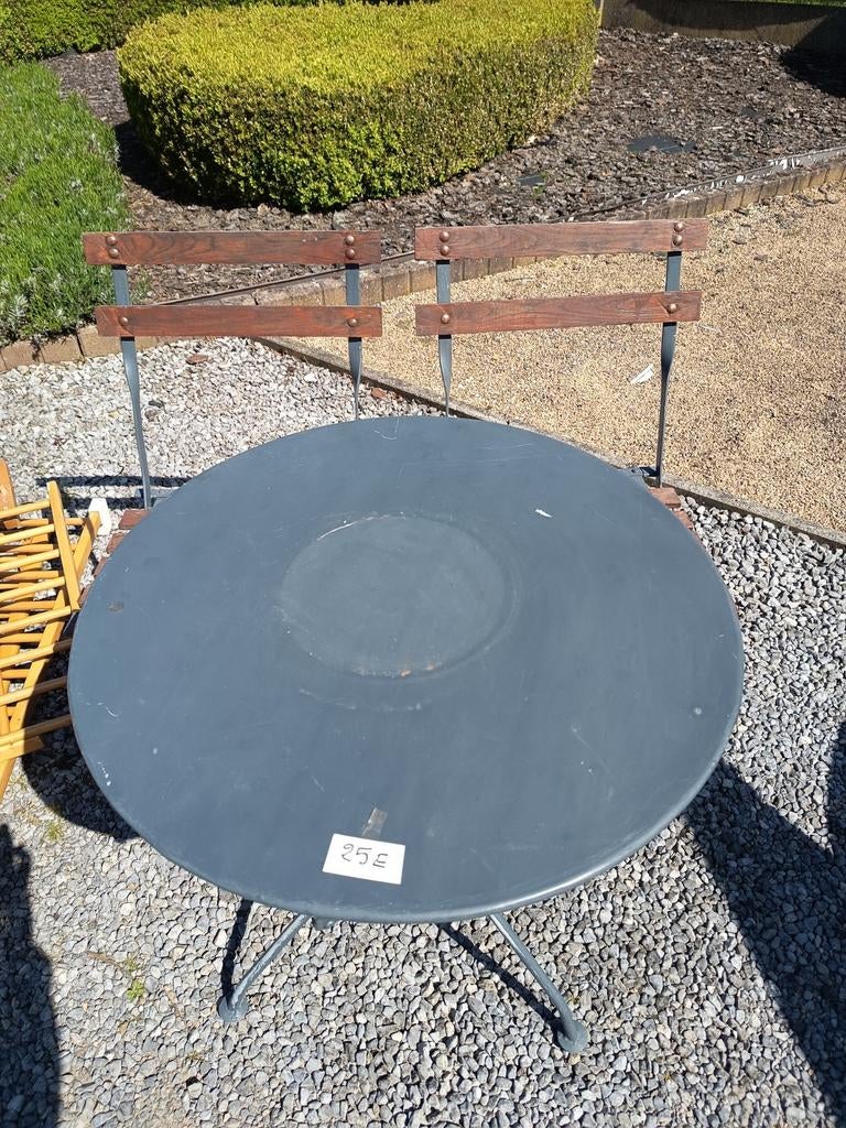 Petite table plus deux chaise, Maison & Meubles