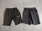 2 korte zwarte broeken met zijzakken - maat 128, Kinderen en Baby's, Kinderkleding | Maat 128, Ophalen, Zo goed als nieuw, Jongen of Meisje