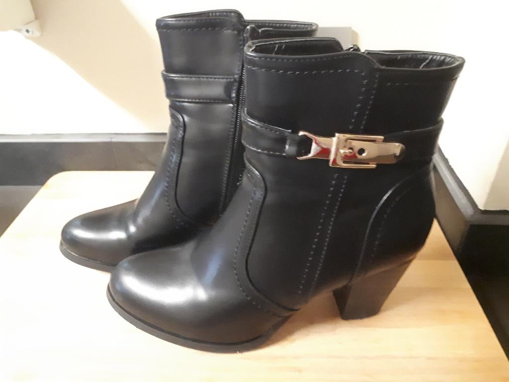 Zeer elegante lage laarsjes maat 38, nauwelijks gedragen, Vêtements | Femmes, Chaussures, Comme neuf, Enlèvement, Boots et Botinnes