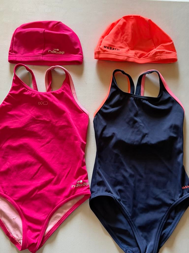 2 x maillots de bain et bonnets de bain (, Enfants & Bébés, Maillots de bain pour enfants, Enlèvement, Comme neuf, Taille 110