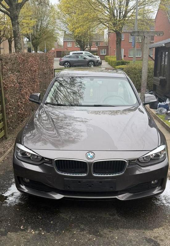 BMW 318D, Autos, BMW, Série 3, ABS, Phares directionnels, Airbags, Air conditionné, Alarme, Bluetooth, Feux de virage, Verrouillage central