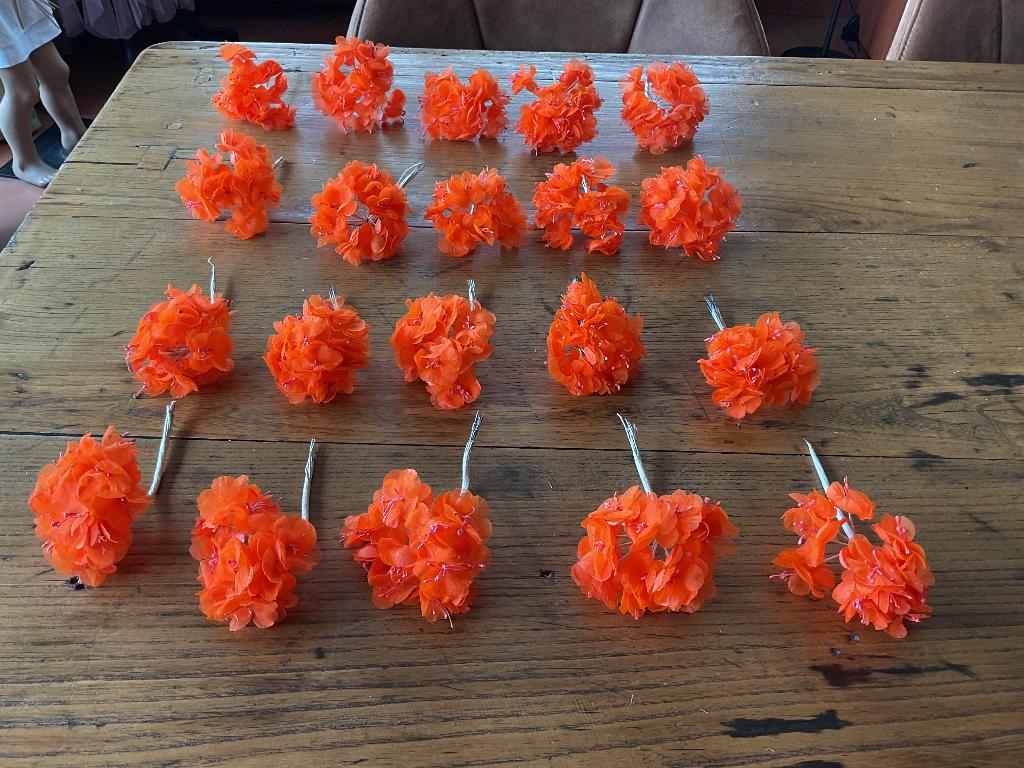 20 boeketjes oranje bloemetjes, tafeldeco, haaraccessoires, Huis en Inrichting, Woonaccessoires | Kunstplanten en Kunstbloemen