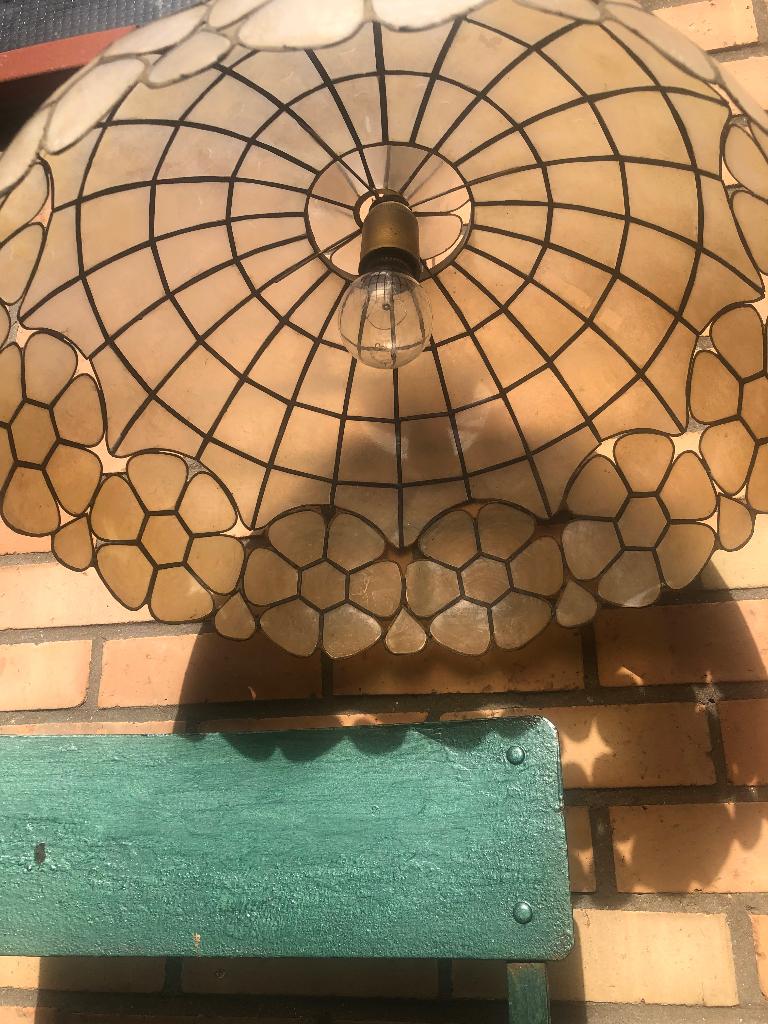 Twee Tiffany plafondlampen van echte parelmoer en lood, Ophalen of Verzenden
