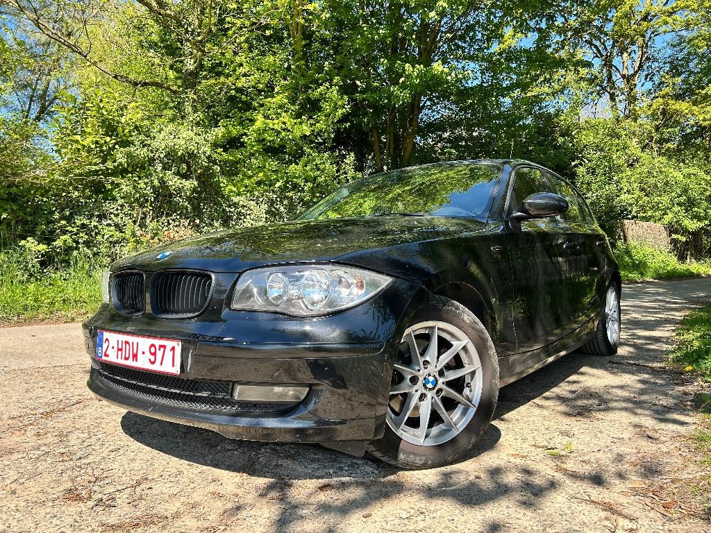 BMW 118d 2.0l diesel noir Capteurs volant sport Régul. Clim, Autos, BMW, 100 kW, Achat, Boîte manuelle, Noir