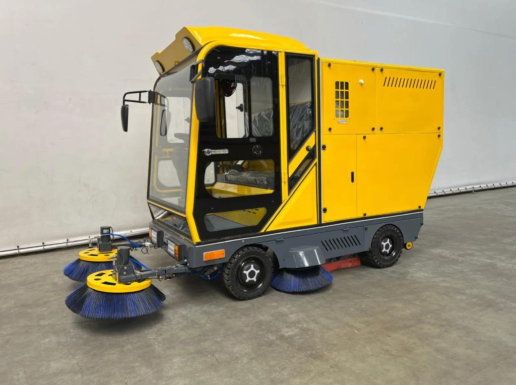 Straatveegmachine werkbreedte 2200mm, Zakelijke goederen, Machines en Bouw | Onderhoud en Reiniging, Ophalen