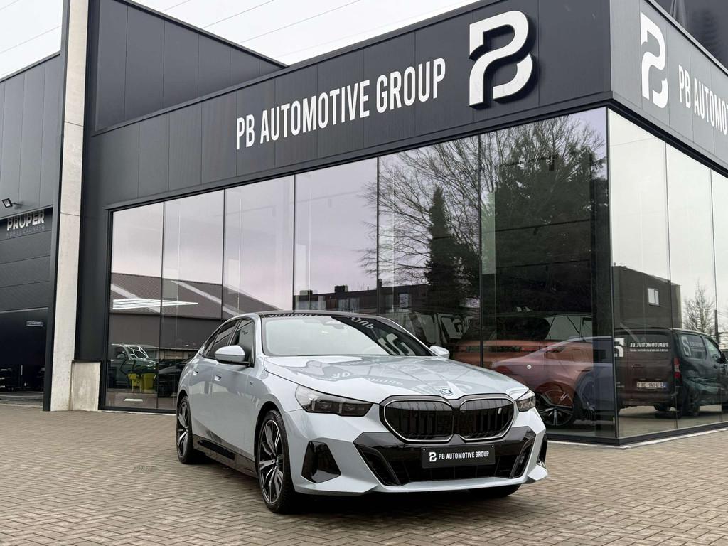 BMW i5 M Sport Pro-H&K-Acc-Head-Up-360Cam-Glasdak-Full, Auto's, Gebruikt, Zwart, USB, 5 deurs