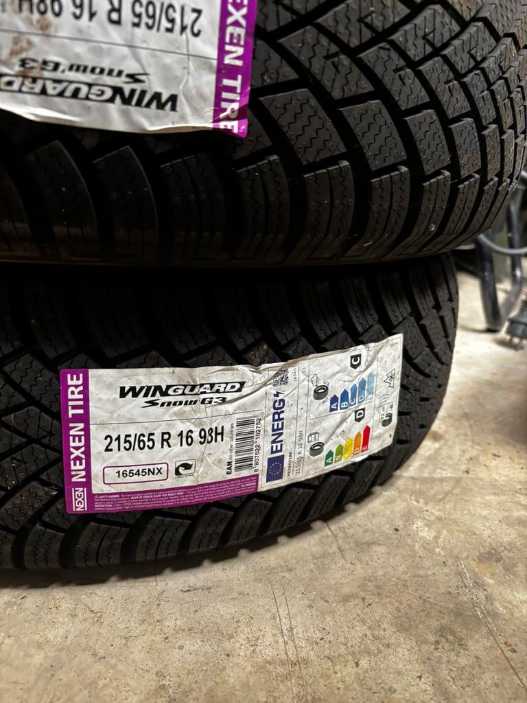 À vendre 2 pneus NEXEN 215/65 R 16 98H, Enlèvement, Neuf